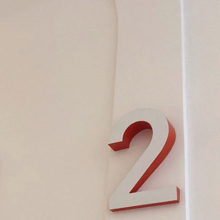 酒店形象设计公司设计鼓励学习标识。