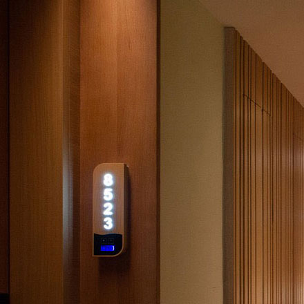 酒店标识标牌设计公司为设计师酒店简约设计。