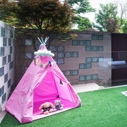 酒店标识标牌设计公司传承当地手工艺元素。