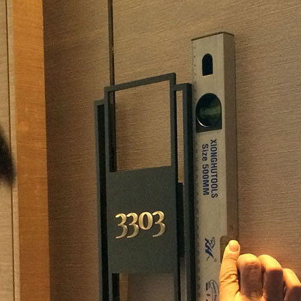 酒店标识标牌设计公司为星际主题酒店设计。